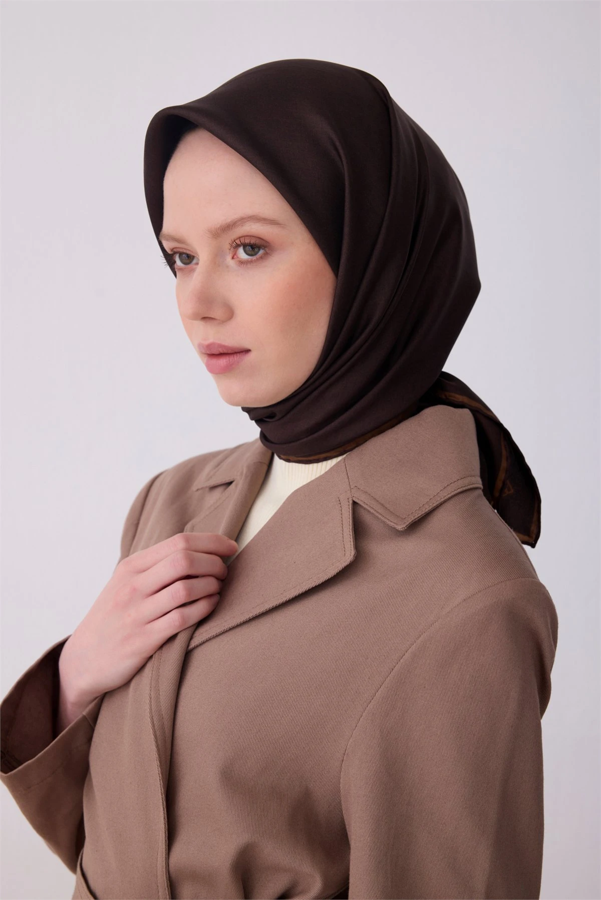 Belli Acı Kahve Klasik Desen %100 Twill İpek Eşarp 4305D 83