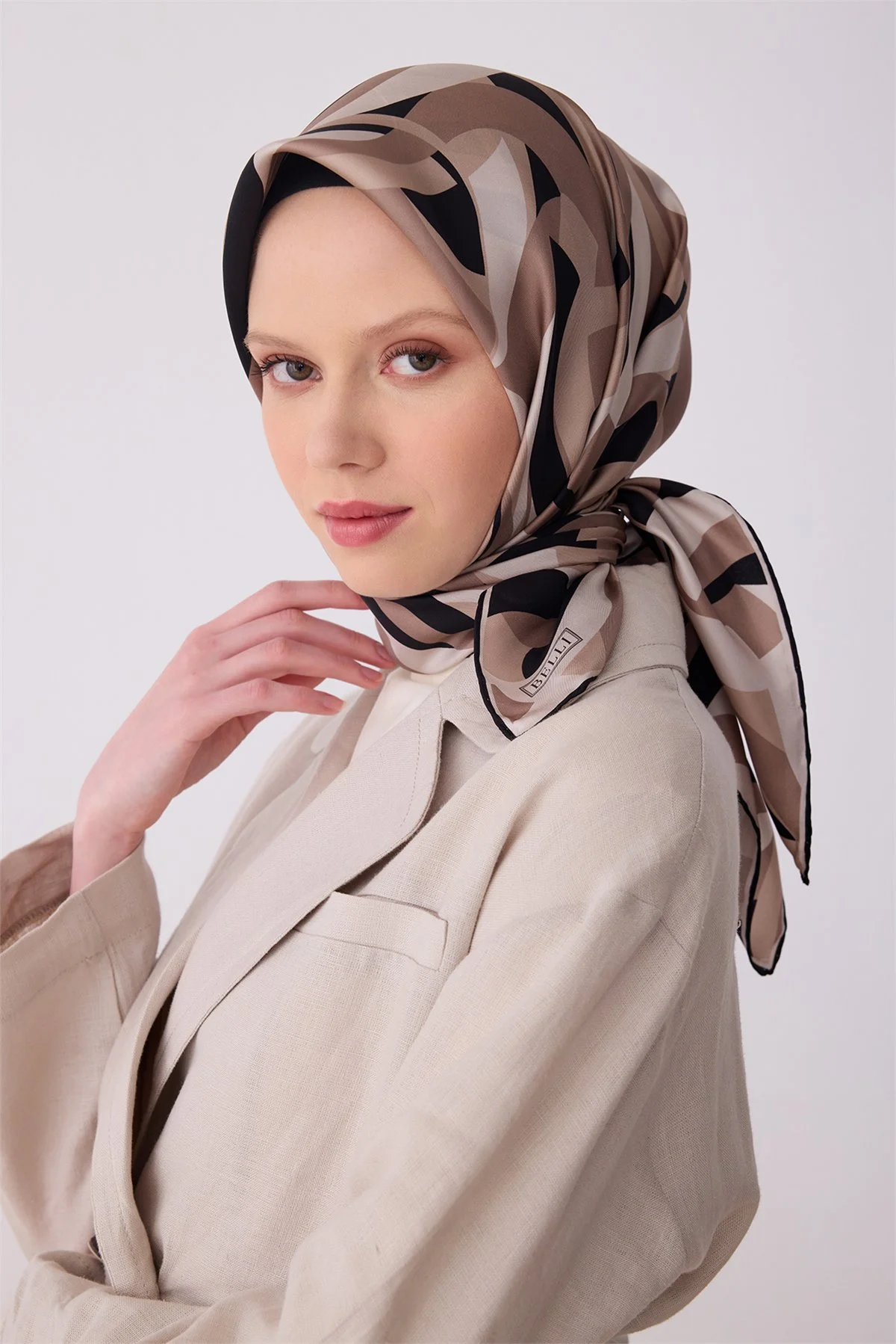 Belli Bej Geometrik Desen %100 Twill İpek Eşarp 4327D 05