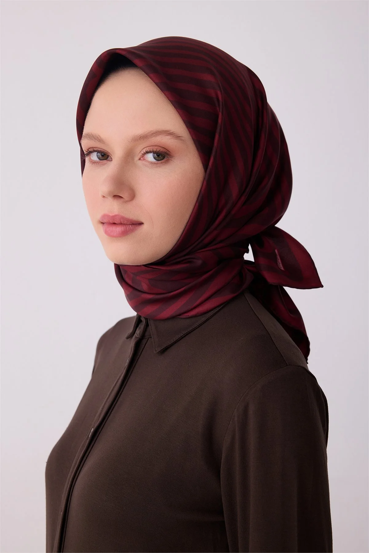 Belli Bordo Geometrik Desen %100 Twill İpek Eşarp 4325D 51