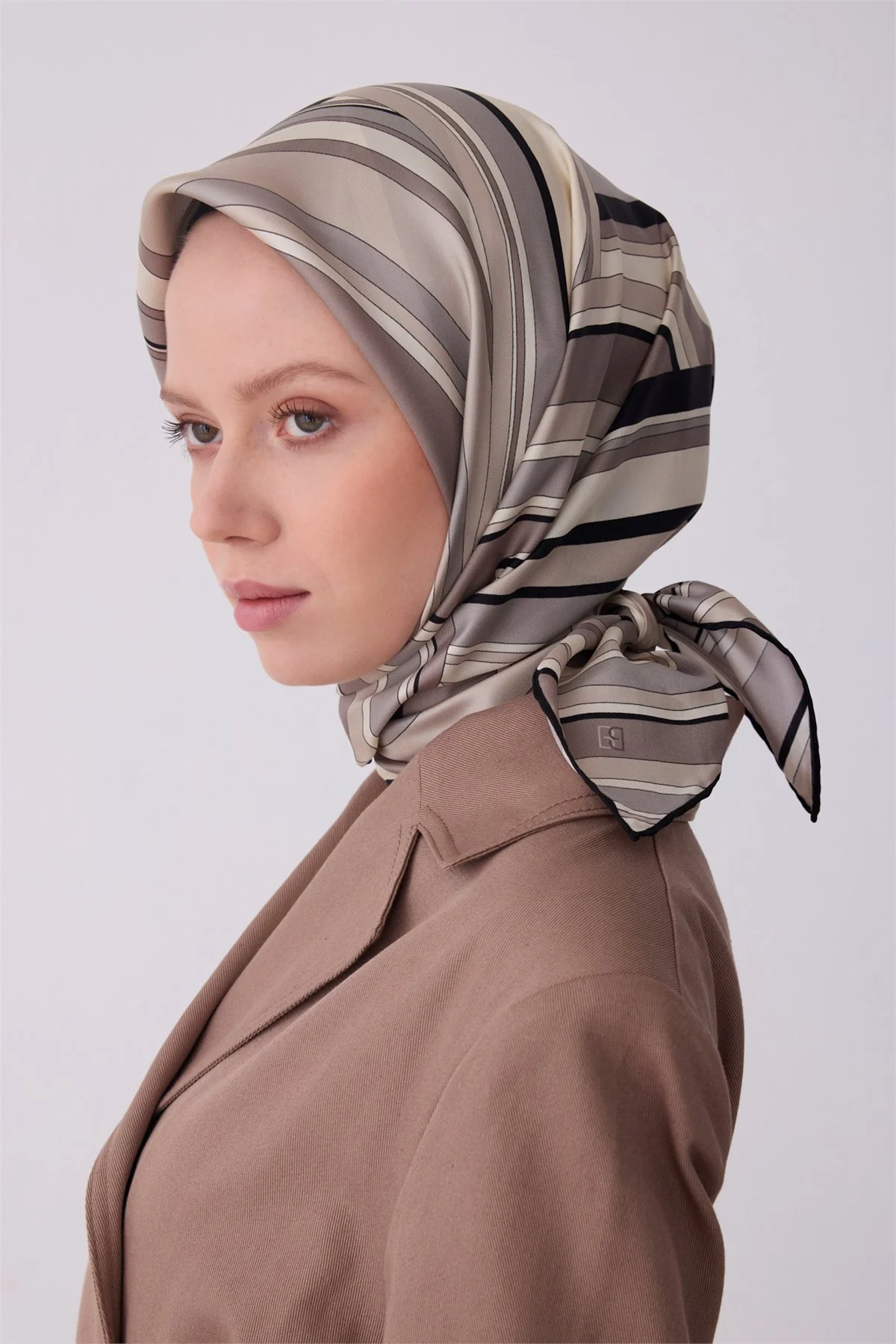 Belli Gri Çok Renkli Geometrik Desen %100 Twill İpek Eşarp 4311D 04