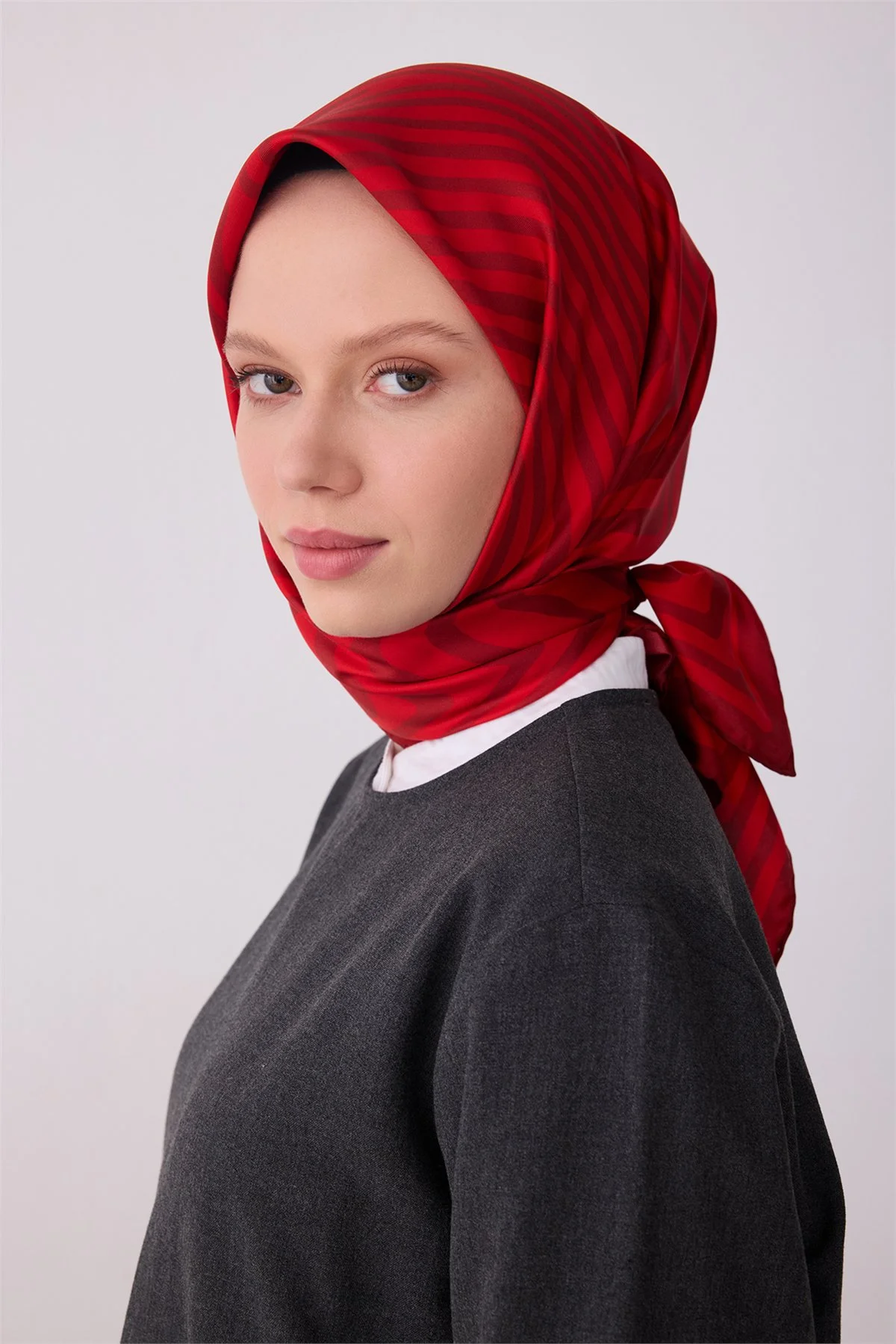 Belli Kırmızı Geometrik Desen %100 Twill İpek Eşarp 4325D 03