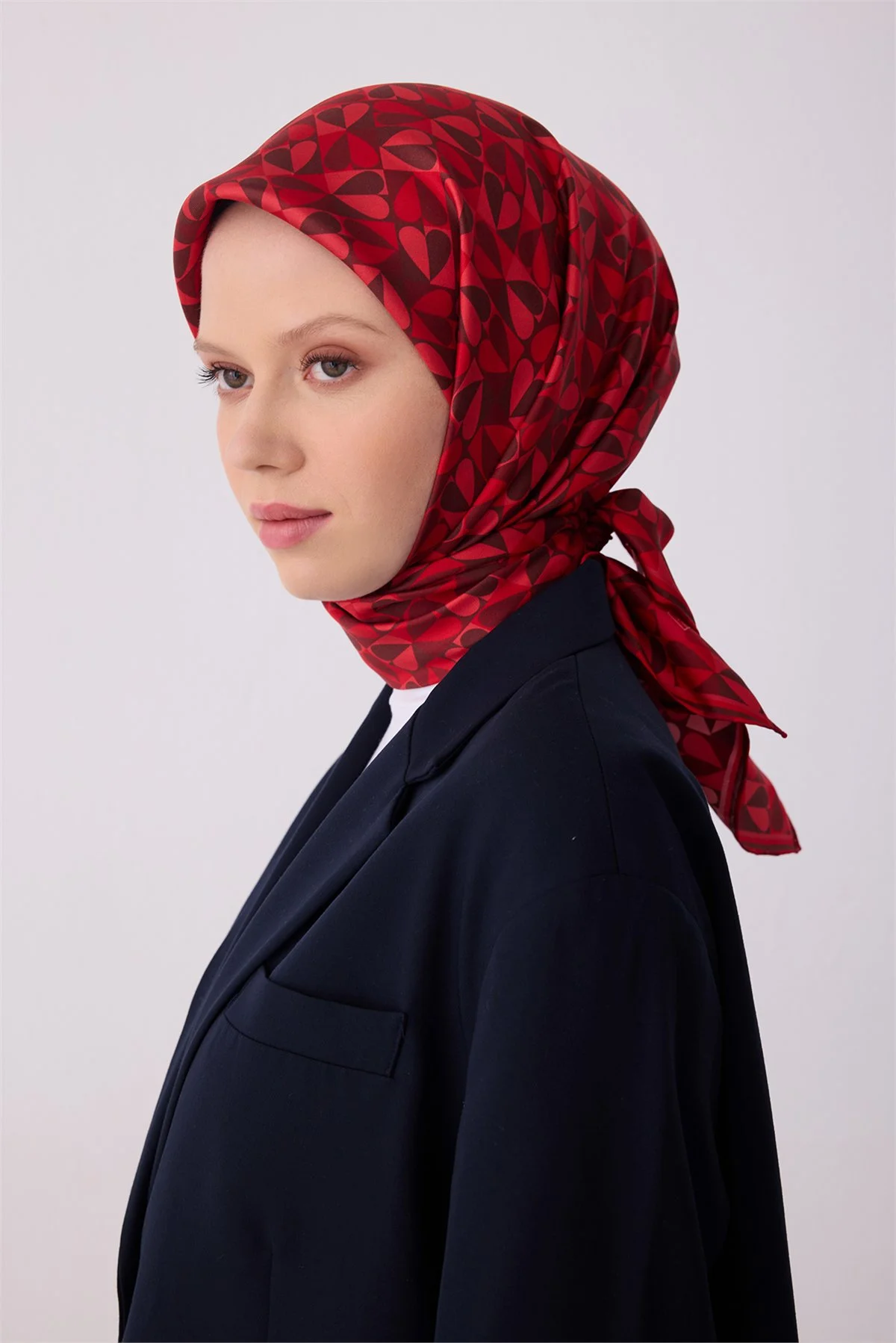 Belli Koyu Kırmızı Çok Renkli Obje Desen %100 Twill İpek Eşarp 4322D 84