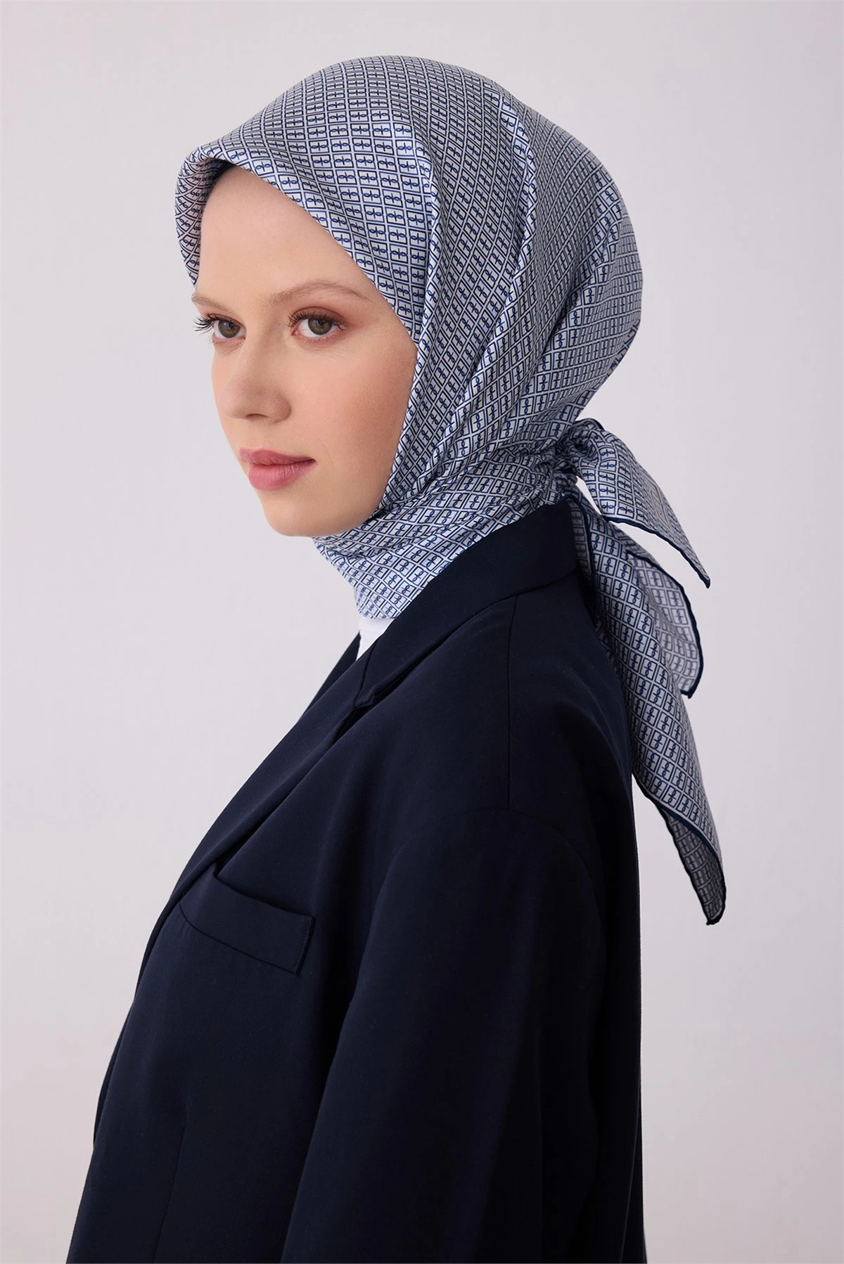 Belli Lacivert Monogram Desen %100 Twill İpek Eşarp 4321D 56