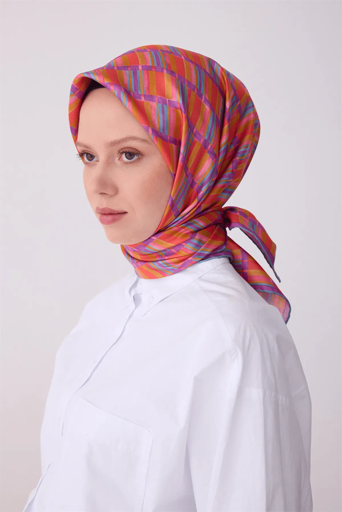 Belli Mercan Çok Renkli Geometrik Desen %100 Twill İpek Eşarp 4302D 80