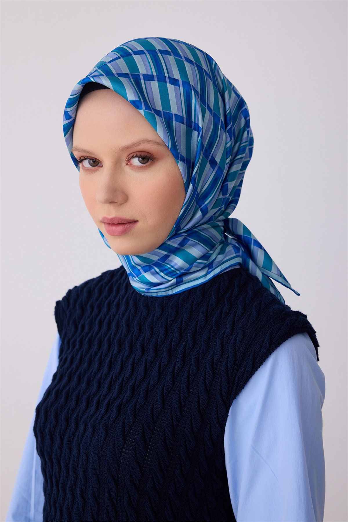 Belli Mavi Geometrik Desen %100 Twill İpek Eşarp 4302D 50