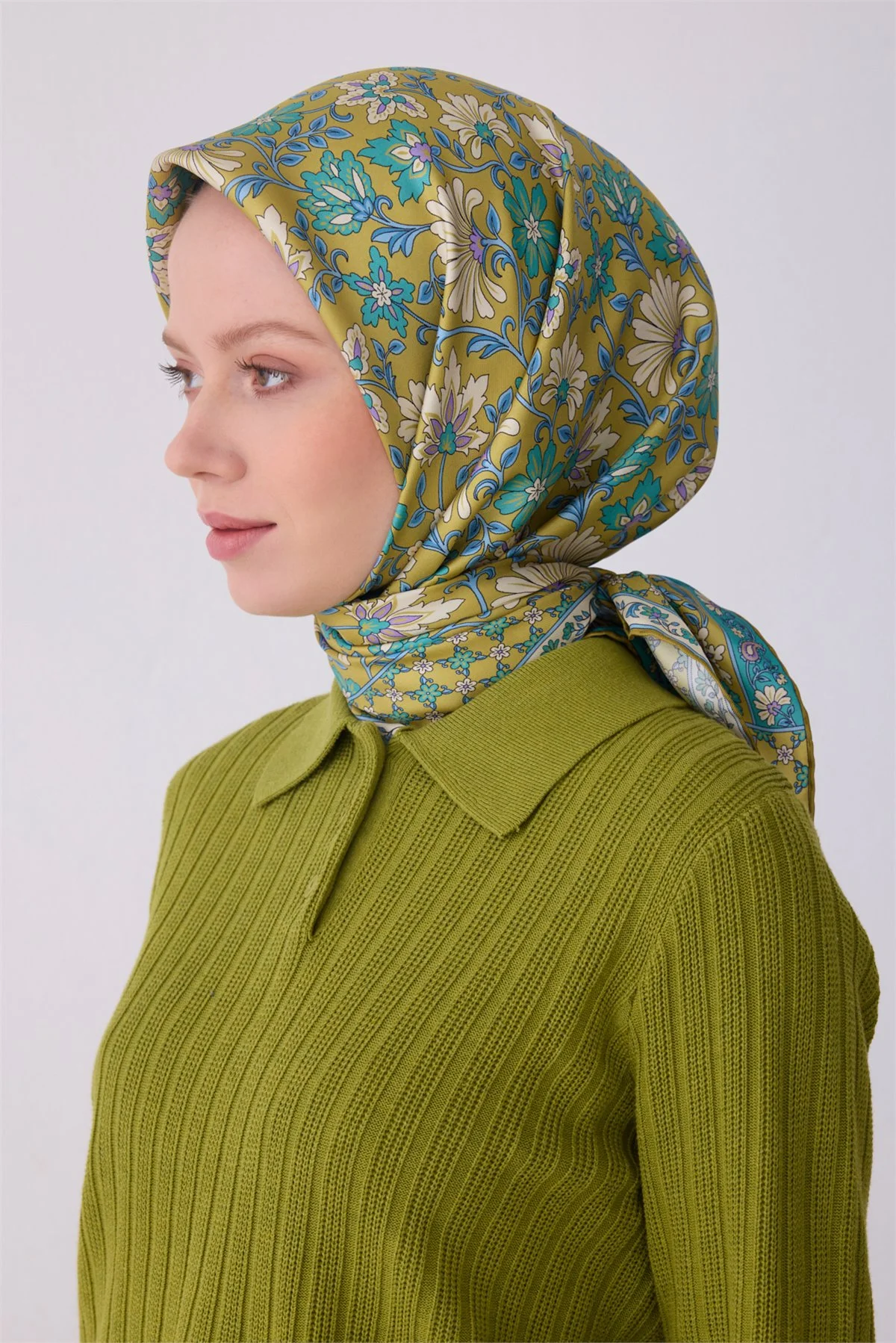 Belli Yeşil Çok Renkli Etnik Desen %100 Twill İpek Eşarp 4314D 83